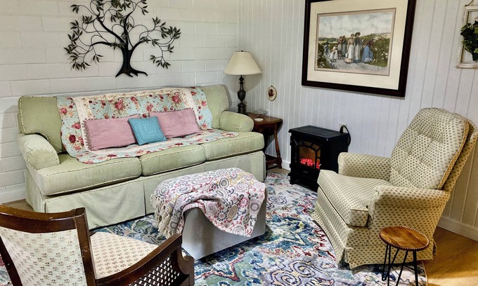 Pella Apartment | Surprisingly Sunny & Spacious one bedroom vintage basement apt. w/3beds