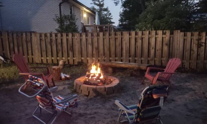 Wasaga Beach Cottage | Suzy's Beach House (Walk to Beach)