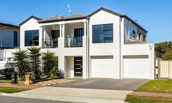 Henley Beach South House | Swainson on Lexington - 200m to Beach!