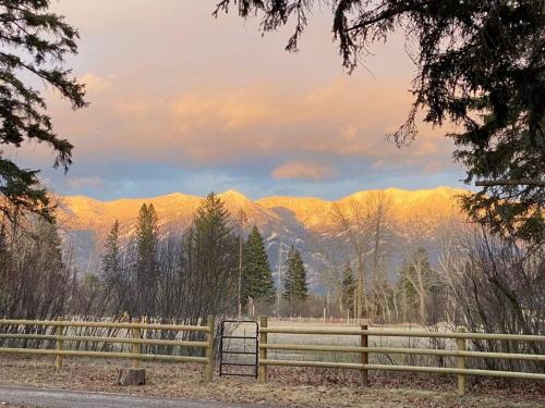 Evergreen Apartment | Swan Mountain View-Private Basement Suite/10 acres