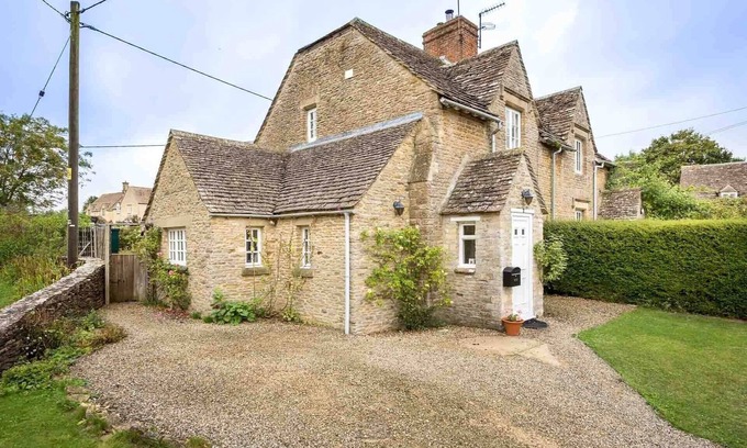Southrop Cottage | SWAN VIEW, pet friendly, with open fire in Southrop
