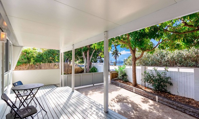 Rosslyn Cottage | Sweet little cottage by the seaside