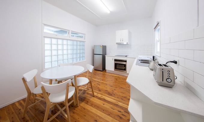 Wollongong House | Sweet One-Bedroom Holiday Home next to the beach