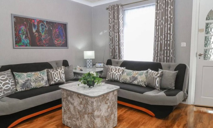 Great Yarmouth House | Swift Host: 2 bed 2 baths | On-street Free parking