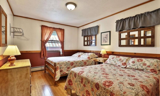 Pittsfield House | Swiss Farm Inn - RM11 "Snowshed" 2 Double Beds