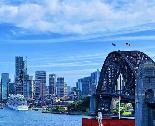 Kirribilli Apartment | Sydney Harbour and CBD View Penthouse with Free Parking