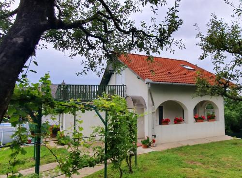 Salgotarjan House | Sziklaszirt - Wellnes Vendégház