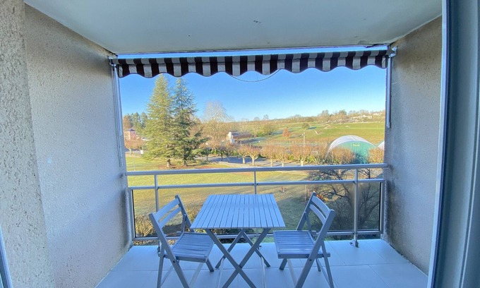 La Roche-Posay Apartment | T2 with Terrace 100m from Spa, WI-FI