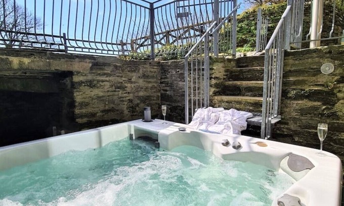 Fivelanes Ski Chalet | Ta Mill Meadowview Chalet 2 in a Stunning Retreat