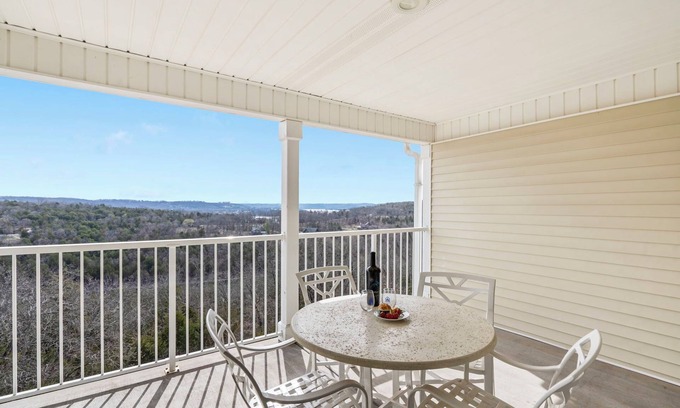 Kimberling City Condo | Table Rock Lake Access Condo w Peaceful View-Free Daily Tickets-Cmty Pool-Pickleball