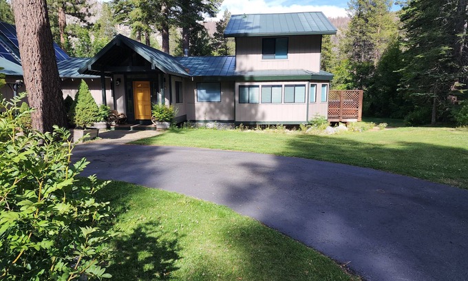 Christmas Valley House | Tahoe River House with Hot Tub on private two riverfront acres