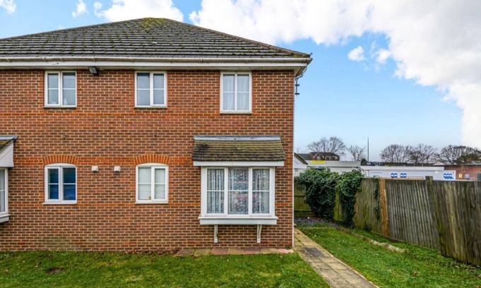 Ashford House | TakeOff House - Whole House Next To Heathrow Airport! Sleeps 5
