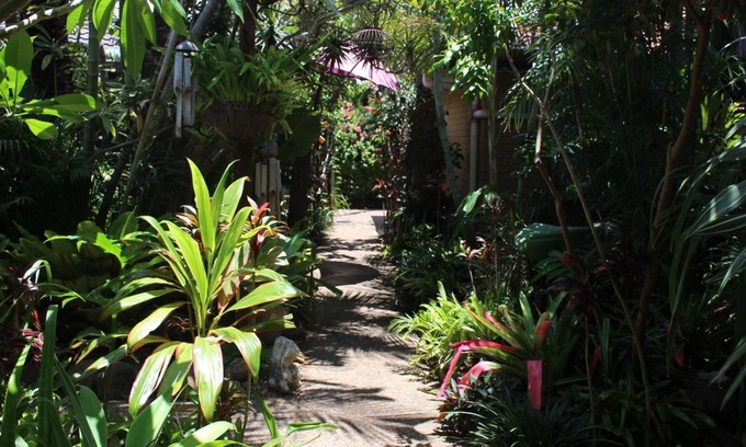 Suffolk Park Apartment | Tallows Beach Sanctuary, beachside unit, walk to beach and shops. WIFI, Netflix