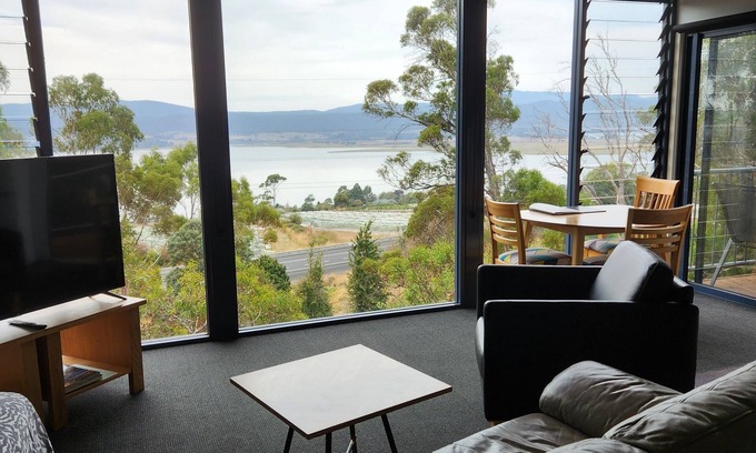 Grindelwald Apartment | Tamar Ridge Winery Apartment. River Views!
