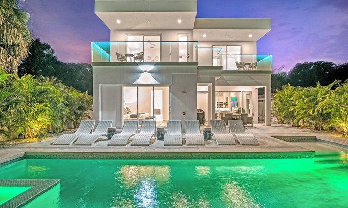 Arlington Park House | Tamiami Vice - Luxury Siesta Key Home with Heated Pool & Prime Location – Book Your Escape Today!