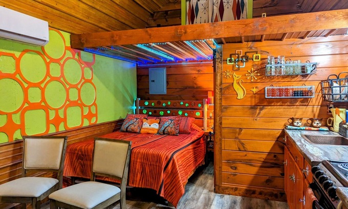 Pittsburg Cabin | Tangerine Dreams cabin - Citrus + MidCenturyModern themed, Rockcastle River!