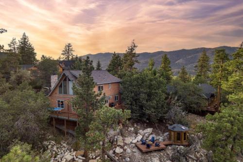 Castle Glen Estates House | Tanglewood by AvantStay 10mins to Bear Mountain Contemporary Hillside Cabin