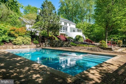 Potomac House | Tara Retreat: Family-Friendly Oasis with Pool, Tennis & Serene Ambiance in Potomac