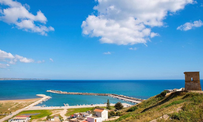 Porto Palo Apartment | Tasteful and friendly apartment in quiet location by the sea.