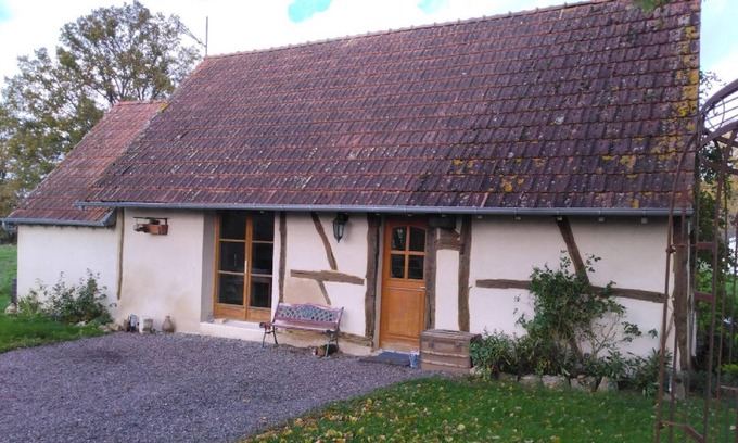 Devay House | Tasteful holiday home in Devay with terrace