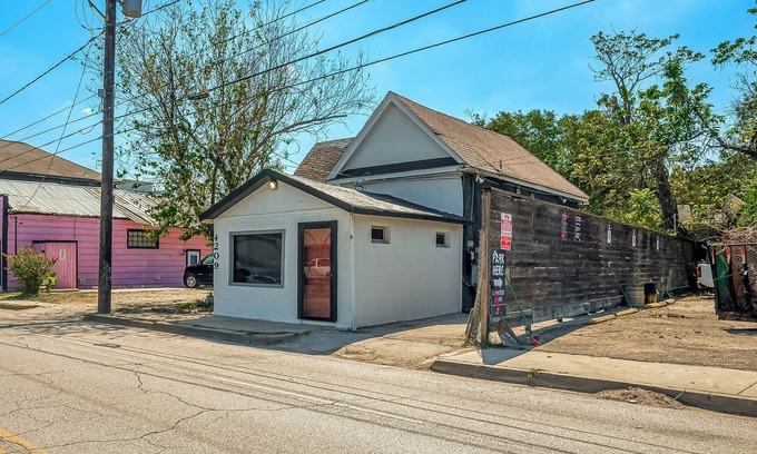 Washington Ave./ Memorial Park Apartment | Tattoo Studio-this converted tattoo studio faces all the Washington Ave action