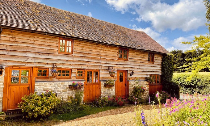 Leintwardine Cottage | TAWNY OWL BARN, family friendly, with a garden in Leintwardine