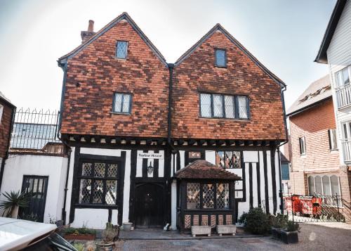 Edenbridge House | Taylour House - Edenbridge, sleeps 10, historic, unique yet modern