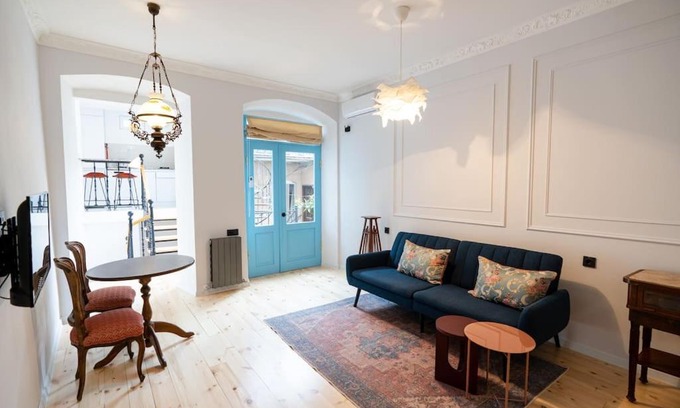 Chugureti Apartment | Tbilisian Yard - City Center