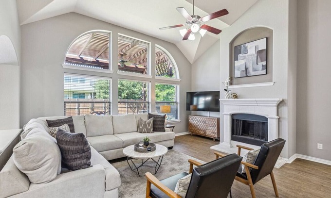 Roanoke House | TCH - Spacious 5bd/2.5ba Roanoke home with Office