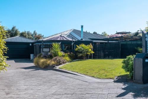 Taupo House | Te Aroha Whare, Cozy 3BR Retreat With Garage and BBQ