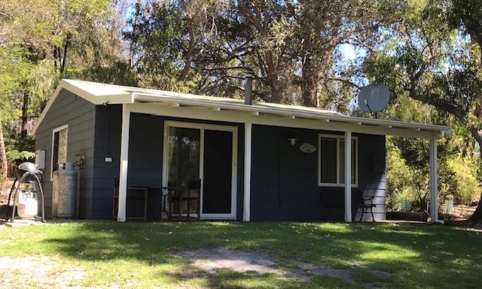 Shadforth Cottage | Tea Tree Cottage Close to Greens Pool and the Bibbulmun and Munda Biddi Tracks.