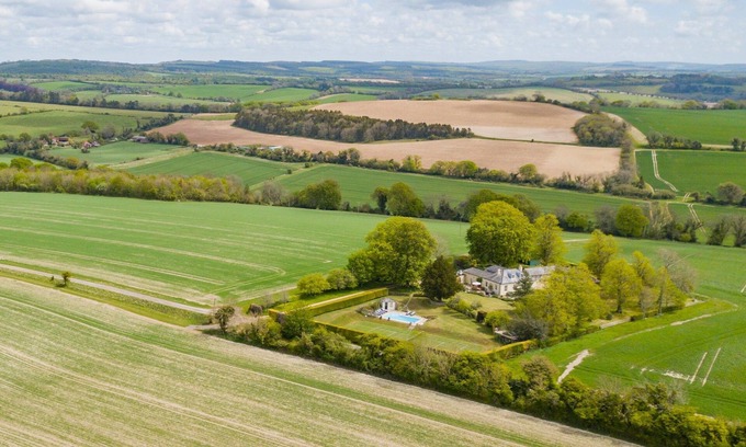 Compton Cottage | Telegraph House by inspirestays.com - a house that sleeps 10 guests in 4 bedrooms