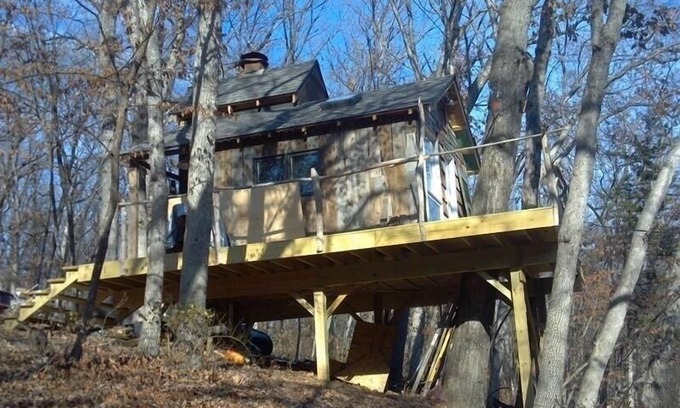 Nauvoo Cabin | Ten Acre Treehouse "Whitetail" Sleeps 2-4