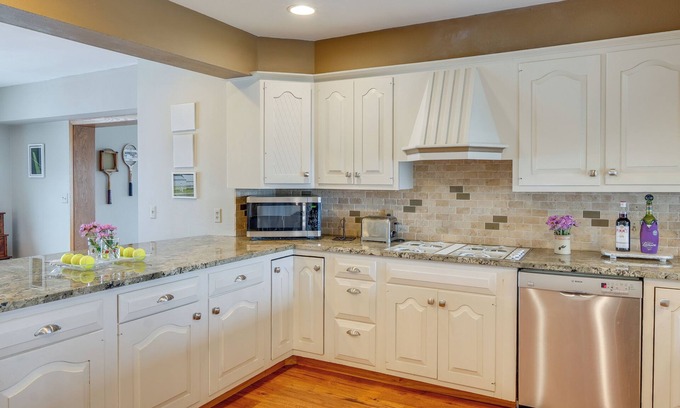 Charles City Cottage | Tennis Court & Deck: Pet-friendly Charles City Gem