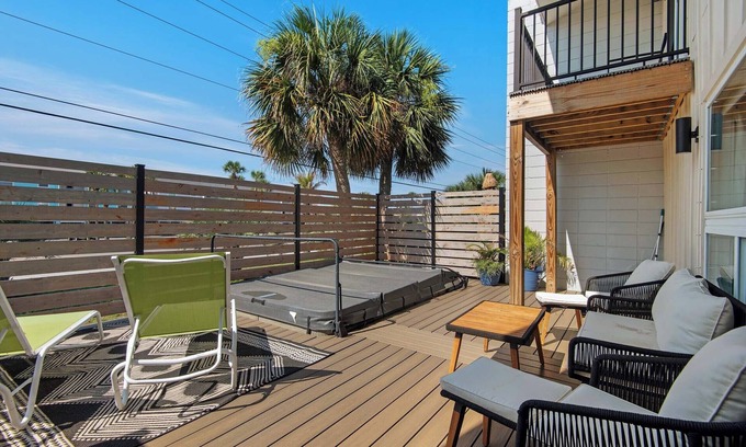 Pensacola Beach House | 🍹Tequila Sunrise on the Sound🍹 Swim Spa | Pet Friendly 🐾 | Bikes+Paddleboard