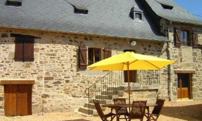 Terrasson-la-Villedieu Cottage | Terrasson: Set in the countryside in the heart of the so-called Périgord Noir (Black Perigord), an old farmhouse next to woodland, which sleeps up to 7 people.