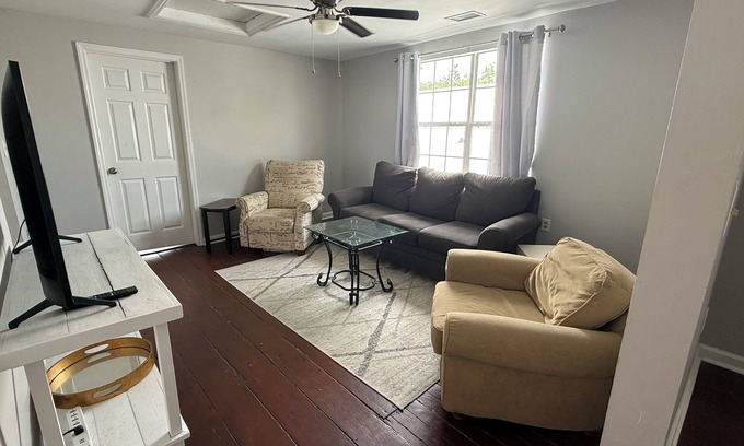 Westside Apartment | Terrific 3-bedroom apartment with AC in charming Charleston