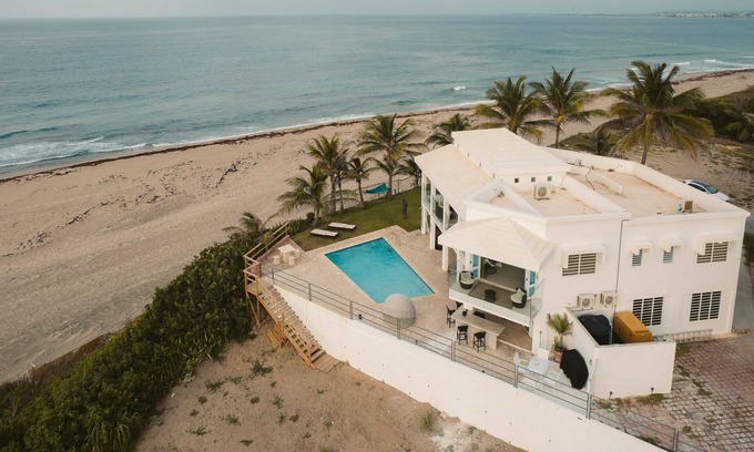 Hatillo Villa | Tesoro del Mar Stunning beachfront beach Villa