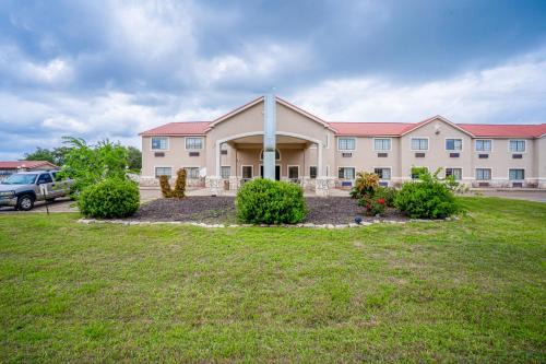 Beeville Hotel | Texan Inn By OYO Beeville US-181