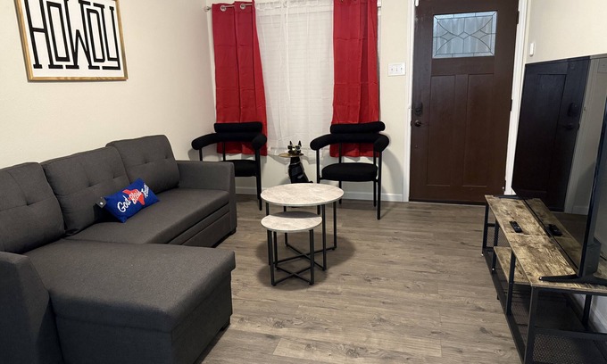 North San Antonio - SAT House | Texas Casa Gris> Cozy 2-bedroom house in San Antonio> AC,WiFi,BBQ,Laundry,PetFr.