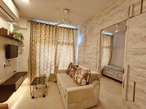Thane West Apartment | Thane's First Hidden door studio - Hiranandani Estate