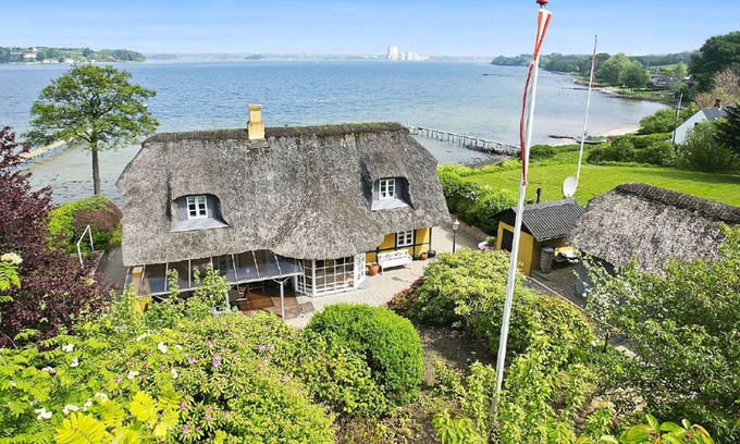 Bjert House | Thatched cottage with stylish furnishings right on the Baltic Sea
