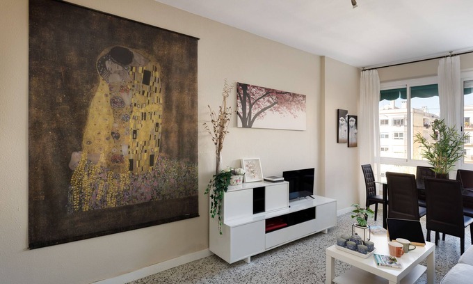 Esquerra de l'Eixample Apartment | The 100sqm, 4 bedrooms, 3 baths apartment are in central Barcelona. 8 persons