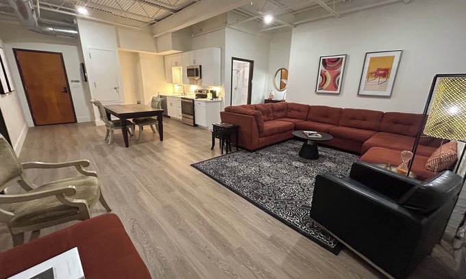 Downtown Jackson Apartment | The 610 Flats: Vueve 'n Vogue #27