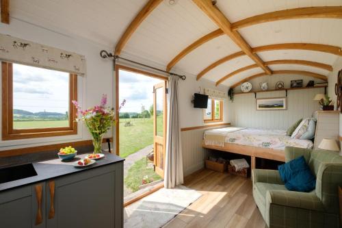 Bridport Ski Chalet | The Acorn - Luxury Shepherds Hut hot tub panoramic views