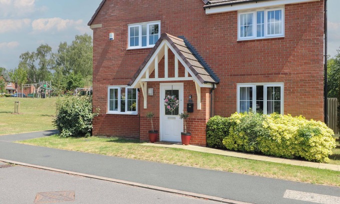 Yarnfield Cottage | THE ACTIVE RECOVERY RETREAT, pet friendly, with a garden in Stone