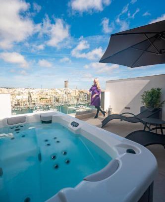 Pieta Apartment | The Address Seafront Suites with Hot Tub