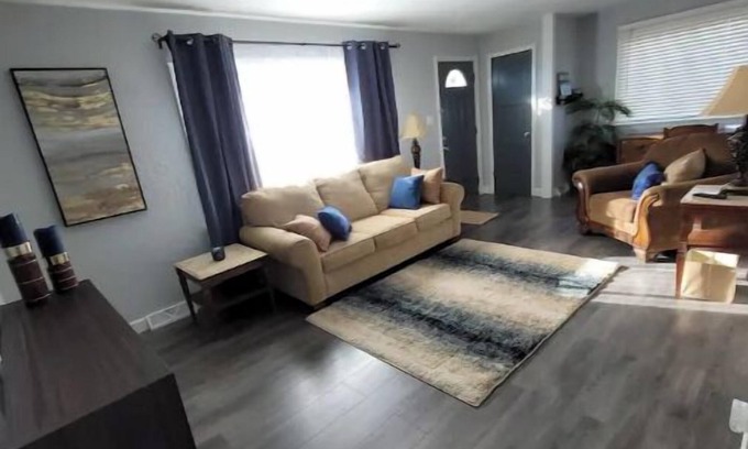 Greater South Side House | The Airport Sanctuary. Minutes to Airport and DWTN.