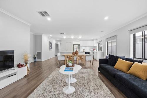 Alfredton House | The Alfredton - Spacious Ballarat Stay for Families
