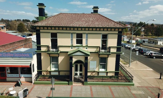 Glen Innes Bed & Breakfast | The Bank Guesthouse Glen Innes